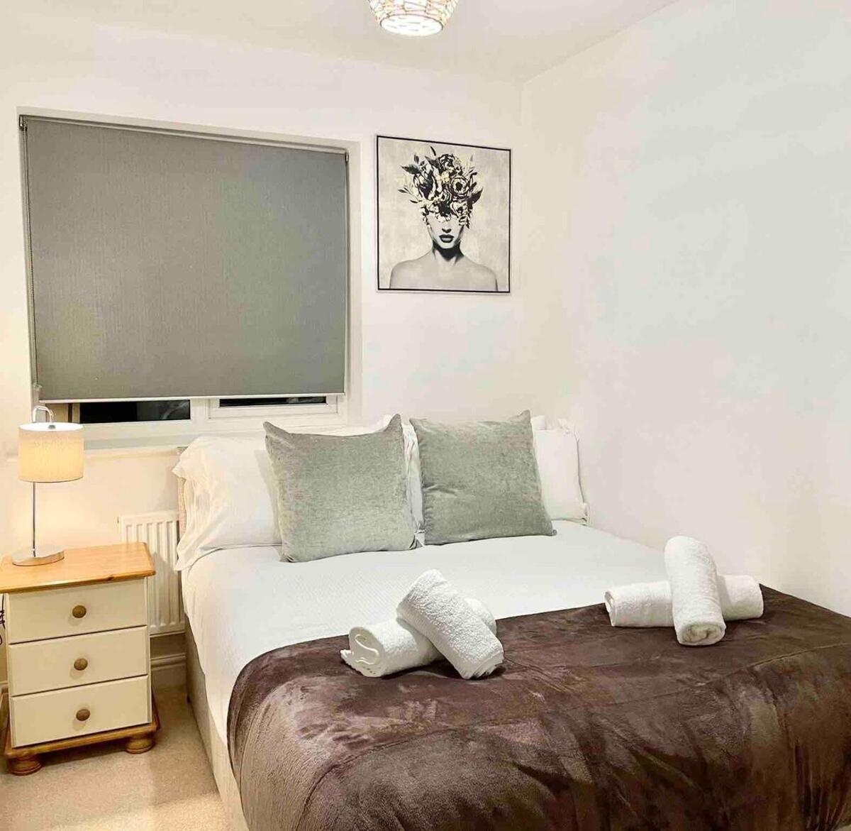 Great Home In Lovely Area With Parking, Sleeps 6 Фолькустоун Экстерьер фото